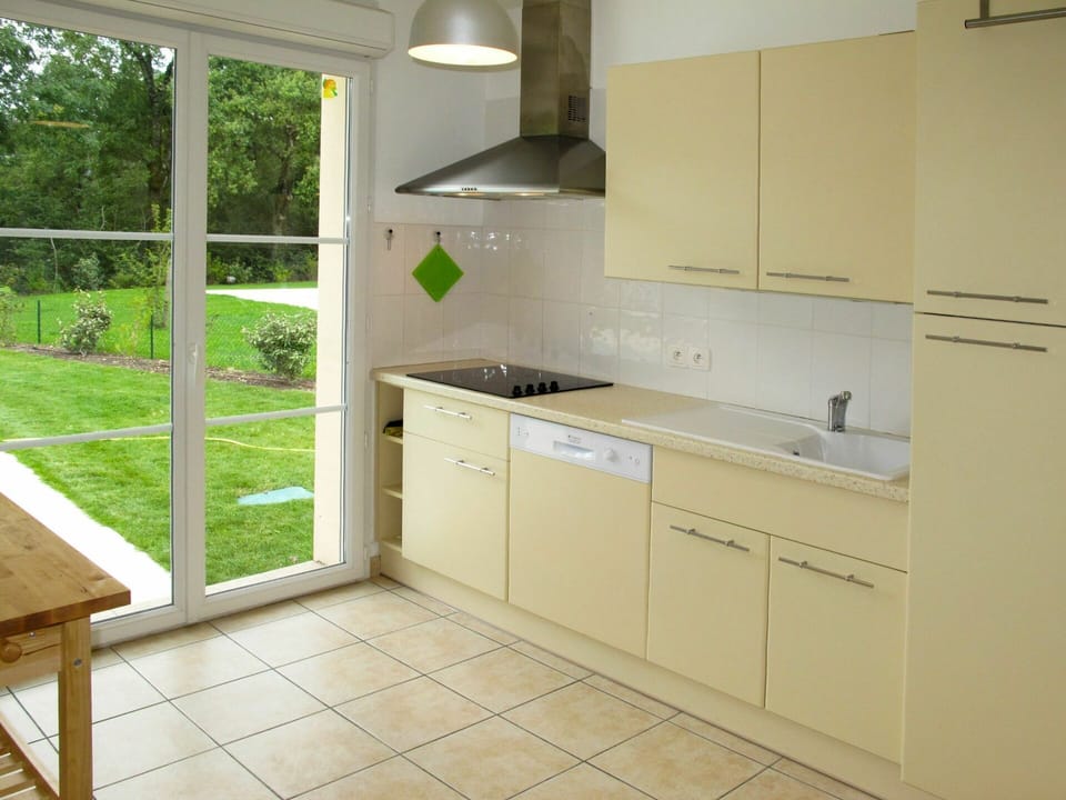 Property, Room, Furniture, Kitchen, Cabinetry, House, Countertop, Tile, Interior Design, Building