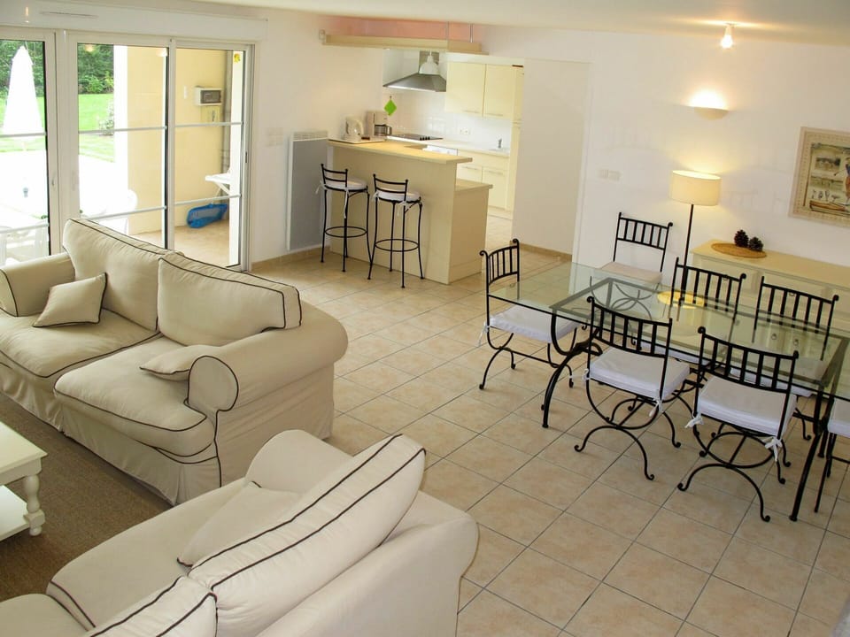Room, Property, Furniture, Living Room, Interior Design, Floor, Building, Real Estate, Table, House