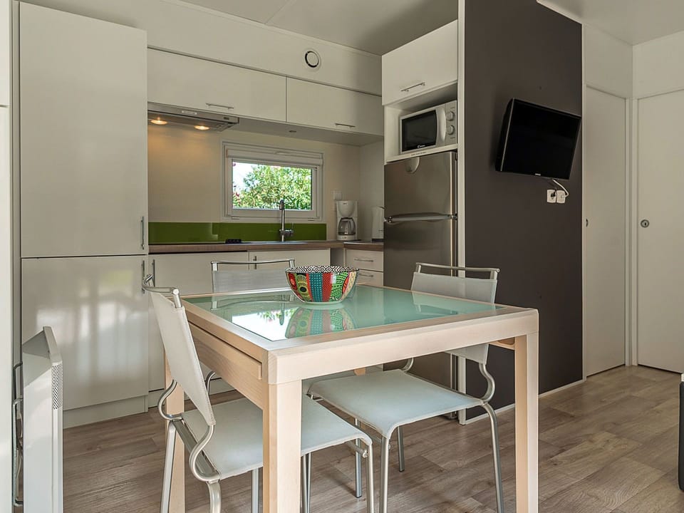 Room, Property, Furniture, Interior Design, Building, Countertop, House, Cabinetry, Ceiling, Table