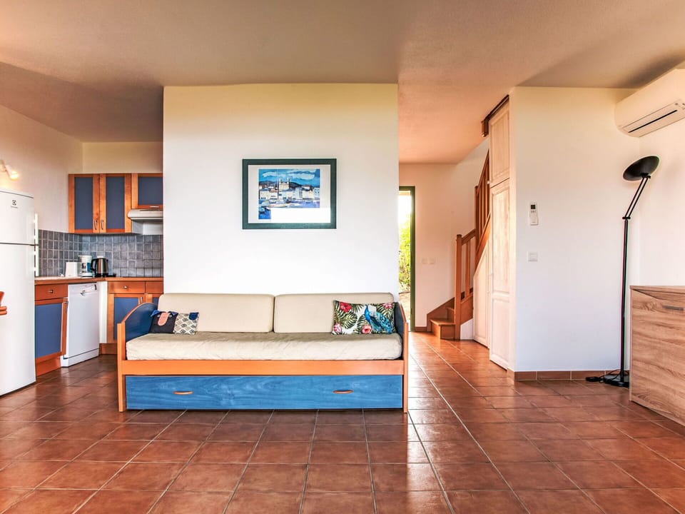 Houseplant, Plant, Wood, House, Flooring, Hall, Living Room, Floor, Building, Table