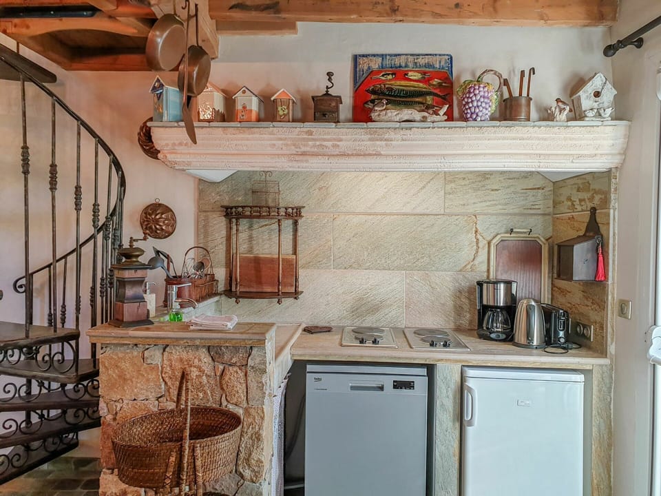 Cabinetry, Countertop, Property, Kitchen Sink, Building, Product, Kitchen, Kitchen Appliance, Kitchen Stove, Home Appliance