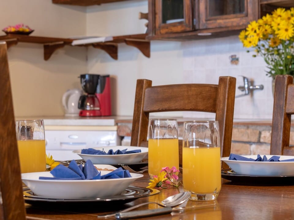 Tableware, Furniture, Serveware, Food, Table, Interior Design, Dishware, Fruit, Drinkware