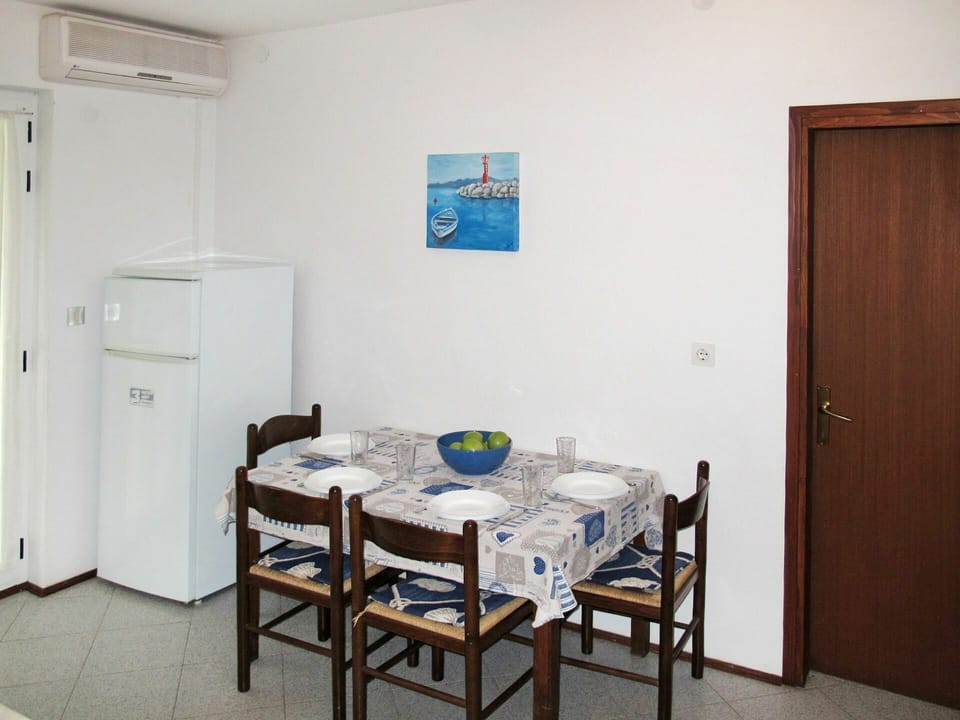 Room, Property, Furniture, Table, Dining Room, Building, House, Floor, Real Estate, Interior Design