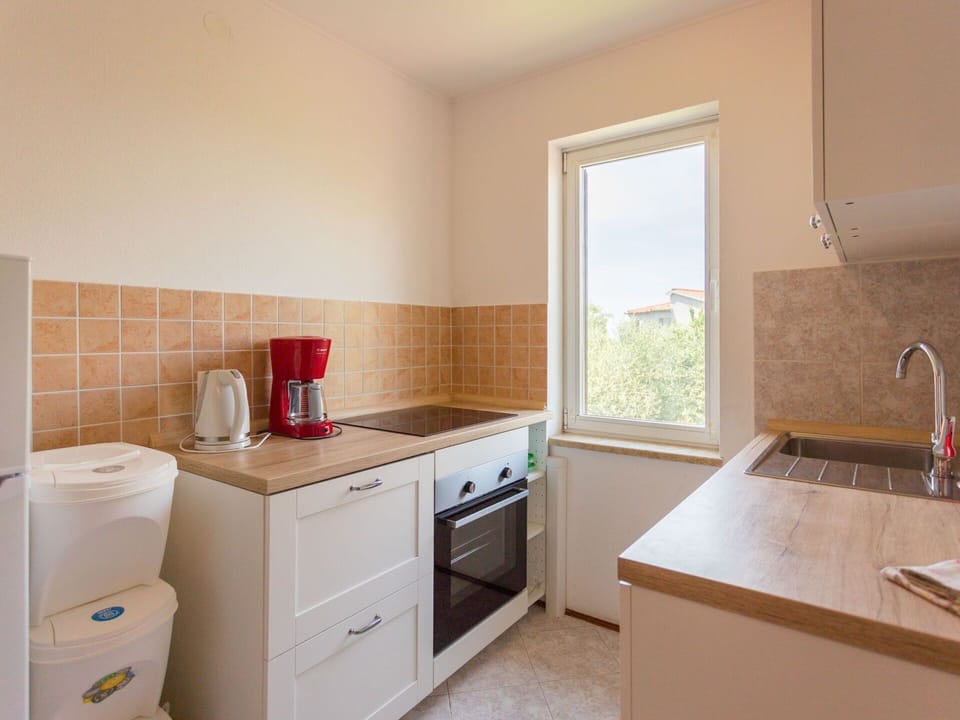 Cabinetry, Kitchen Sink, Laundry Room, Property, Sink, Building, Window, Countertop, Tap, Drawer
