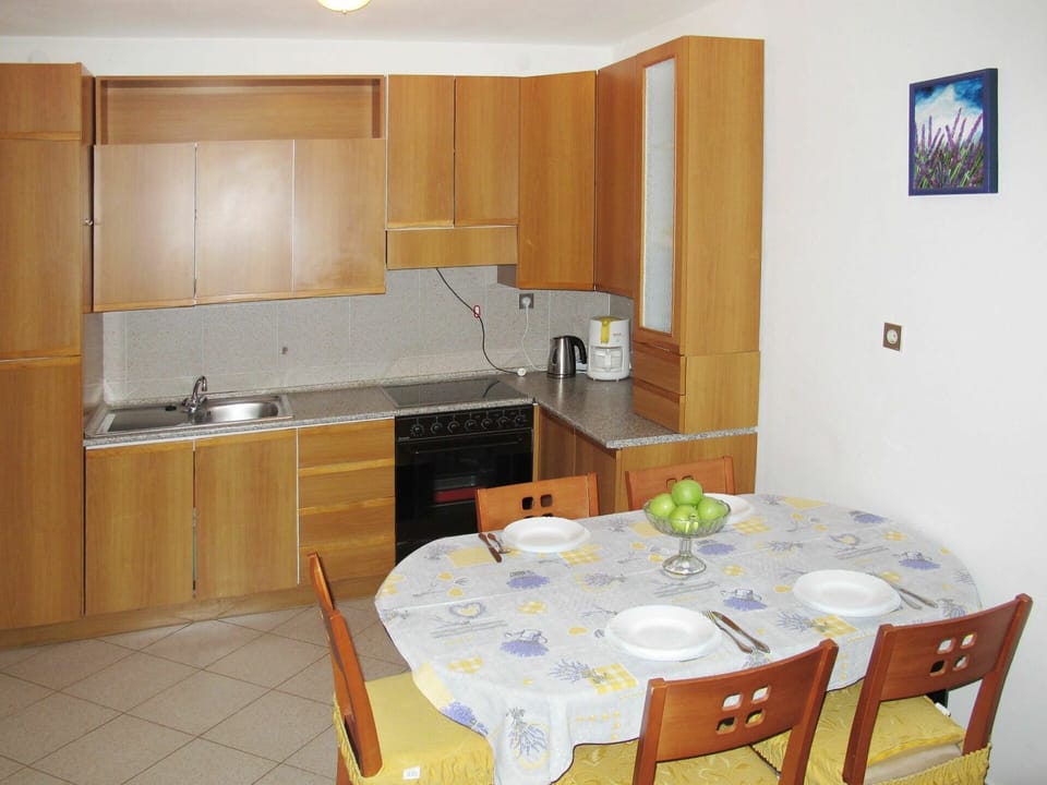 Room, Property, Furniture, Kitchen, Cabinetry, Building, House, Floor, Interior Design, Table