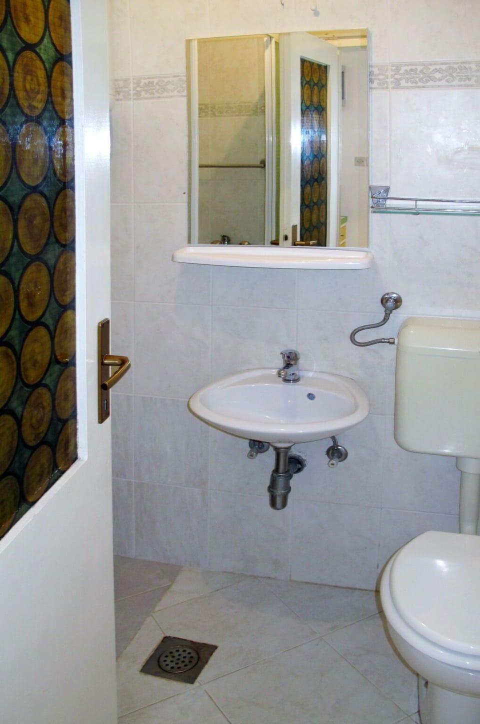 Mirror, Tap, Plumbing Fixture, Bathroom Sink, Sink, Bathroom, Purple, Black, Blue, Building