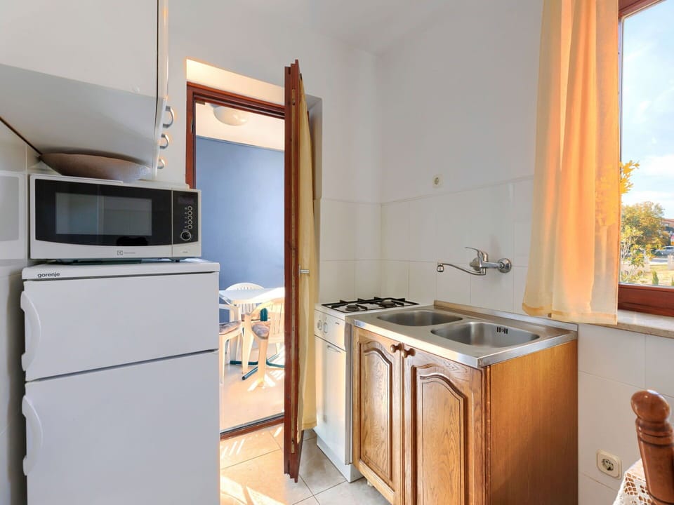Cabinetry, Kitchen Appliance, Kitchen Stove, Countertop, Kitchen, Building, Wood, Home Appliance, Sink, Window