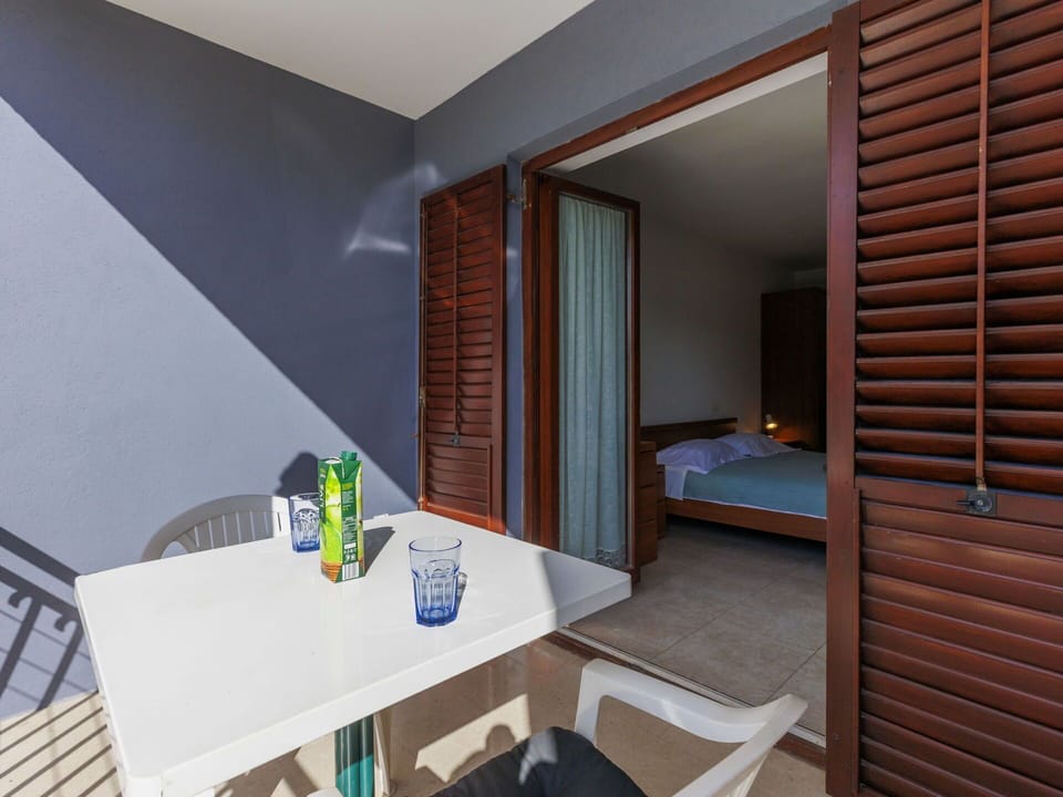 Table, Furniture, Property, Wood, Comfort, Chair, Building, Interior Design, Flooring, Floor