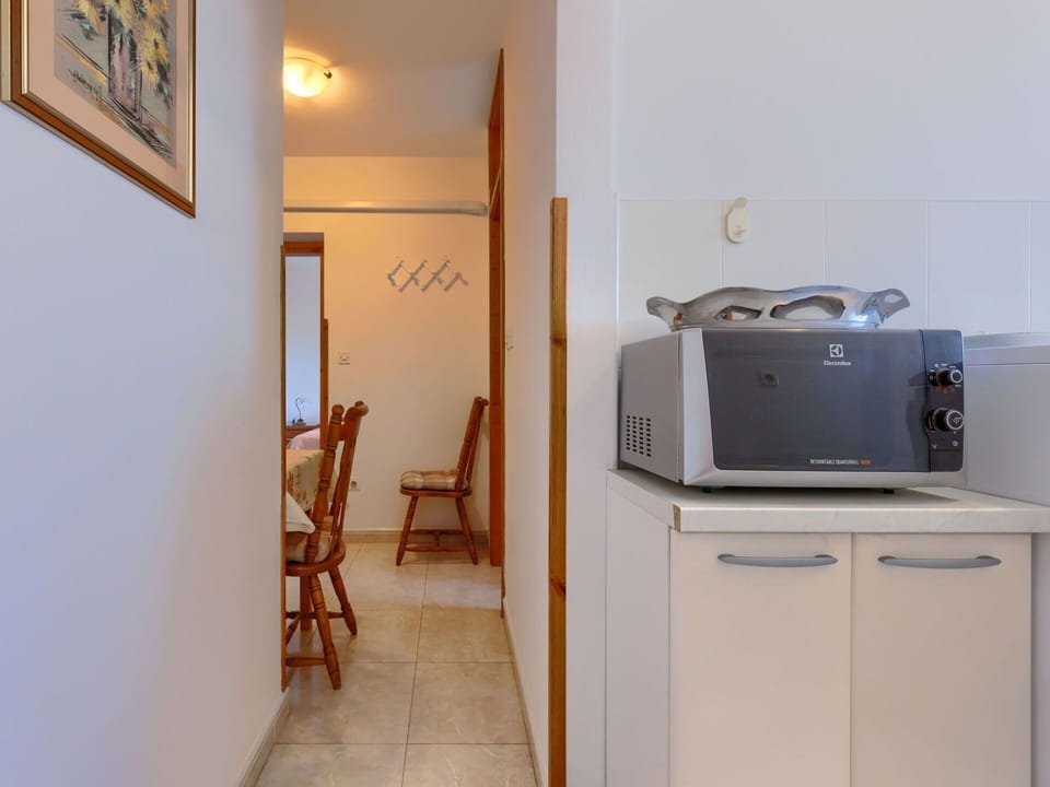 Cabinetry, Property, Picture Frame, Kitchen Appliance, Door, Wood, Interior Design, Home Appliance, Building, Floor