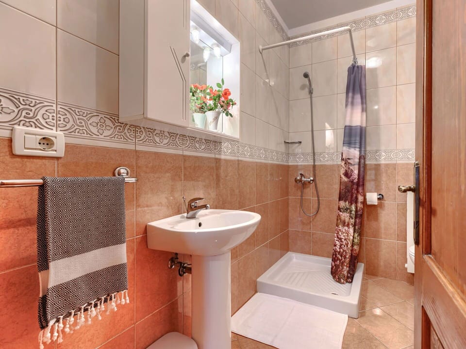 Bathroom, Bathroom Sink, Plumbing Fixture, Sink, Flooring, Interior Design, Floor, Tap, Plumbing, Toilet