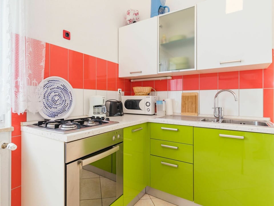 Kitchen Sink, Cabinetry, Sink, Tap, Property, Countertop, Product, Kitchen Stove, Kitchen, Building