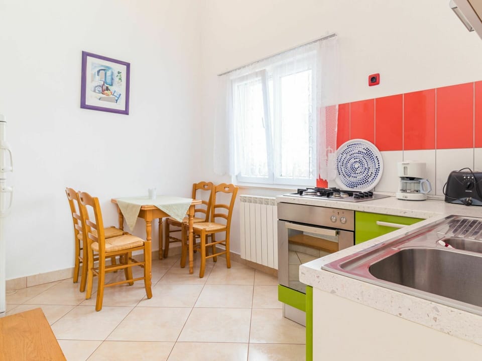 Kitchen Sink, Sink, Property, Tap, Plumbing Fixture, Window, Table, Chair, Kitchen Appliance, Wood