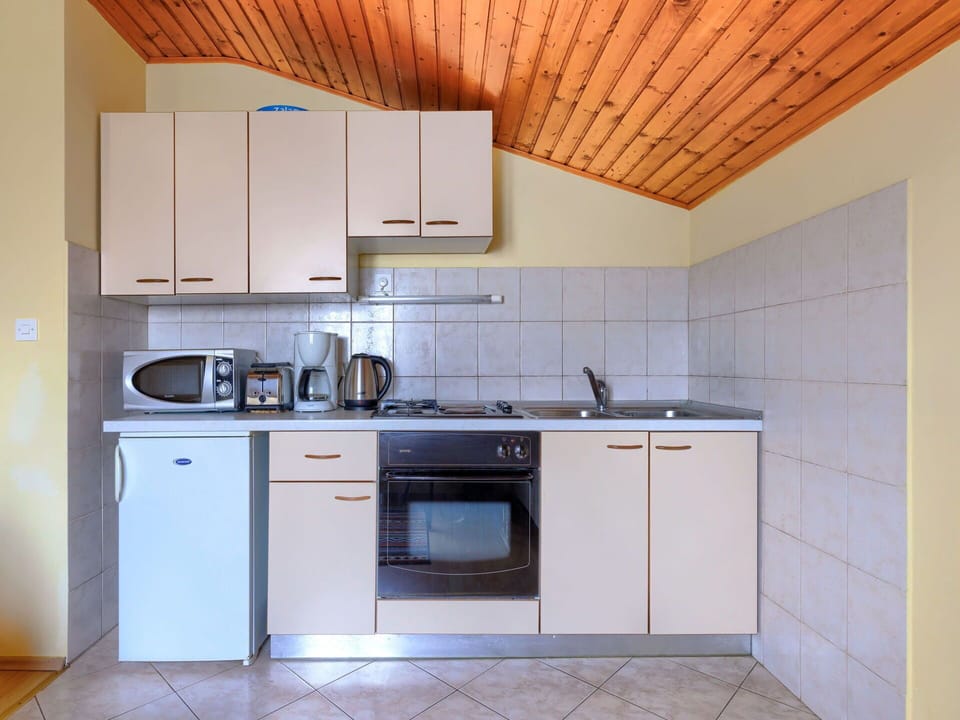 Cabinetry, Countertop, Kitchen Sink, Property, Building, Sink, Furniture, Tap, Kitchen Stove, Wood