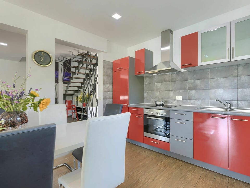 Kitchen Sink, Furniture, Cabinetry, Tap, Sink, Building, Plant, Countertop, Chair, Houseplant