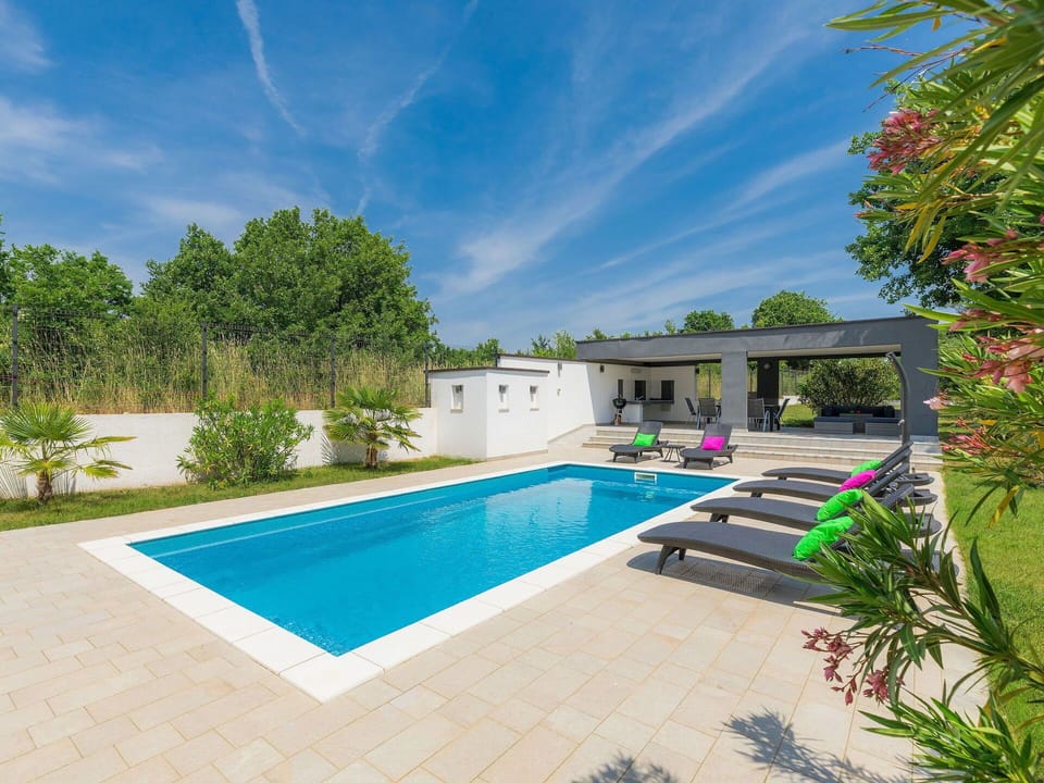 Plant, Water, Sky, Cloud, Property, Swimming Pool, Building, Azure, Tree, Grass