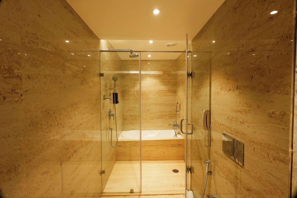 Luxury Suite | Bathroom | Shower, free toiletries, hair dryer, slippers