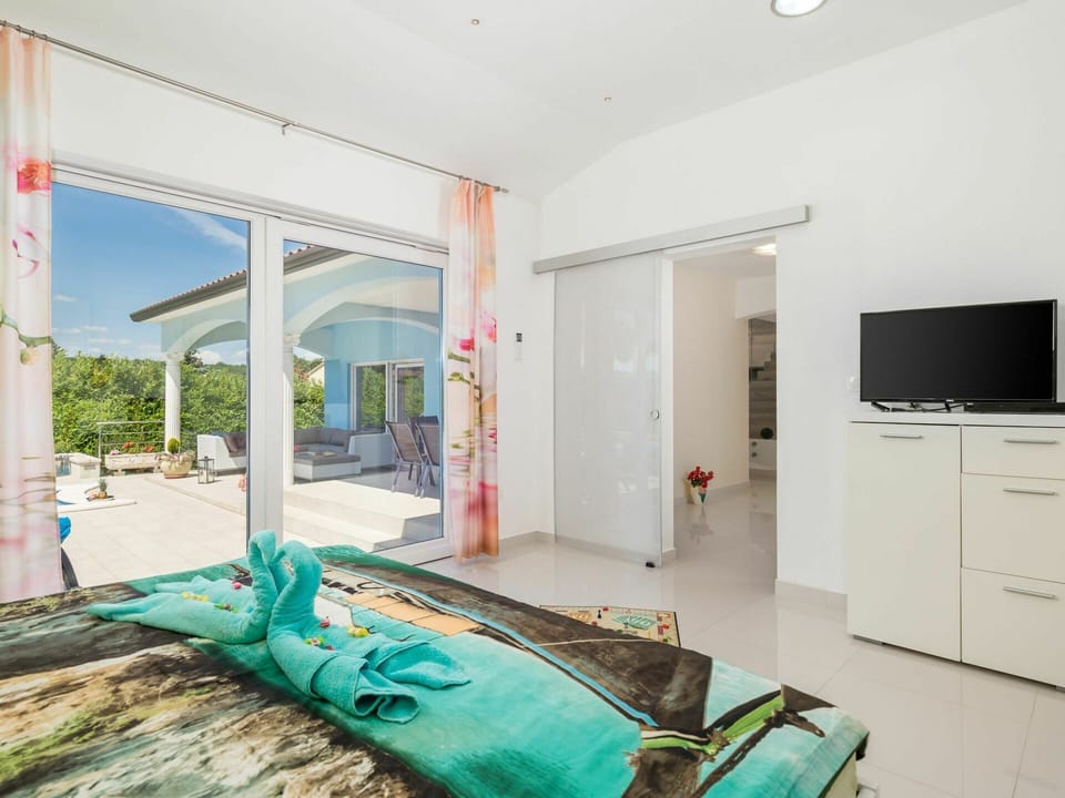 Property, Cabinetry, Interior Design, Wood, Comfort, Lighting, Architecture, Building, Flooring, Floor
