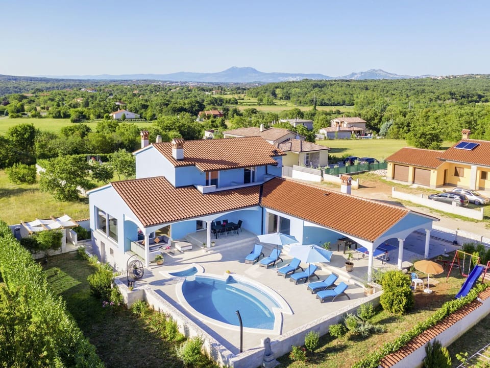 Property, Building, Swimming Pool, Real Estate, House, Residential Area, Estate, Home, Resort, Mansion