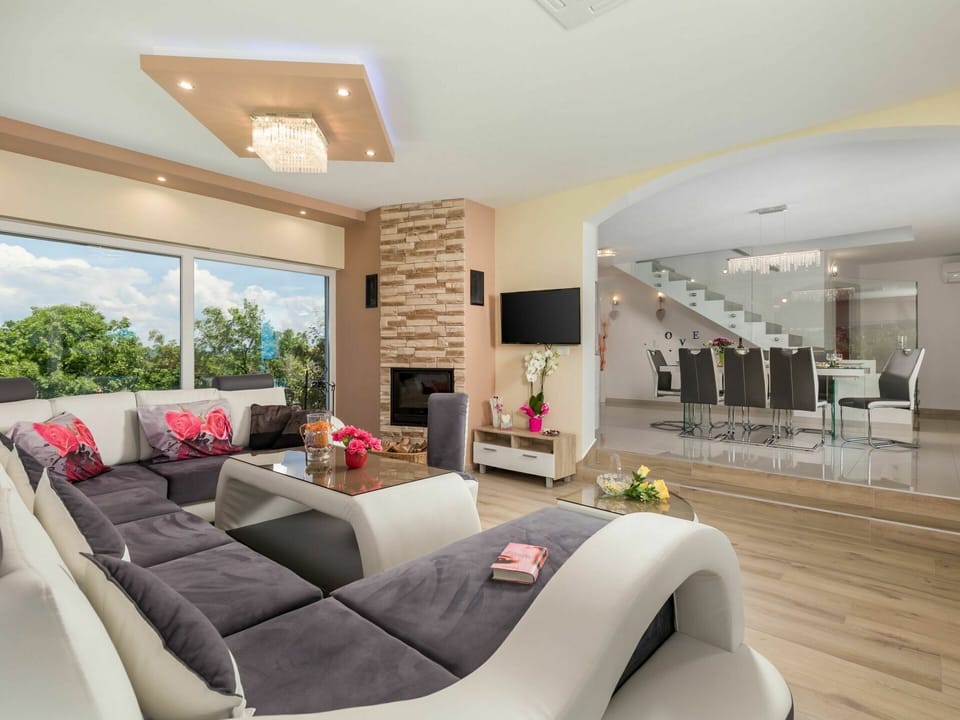 Property, Couch, Table, Interior Design, Lighting, Living Room, Architecture, Comfort, Plant, Floor
