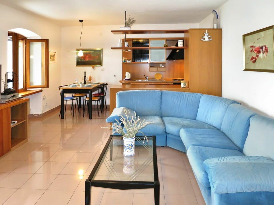 Room, Property, Furniture, Building, Living Room, Interior Design, Real Estate, Floor, Table, House