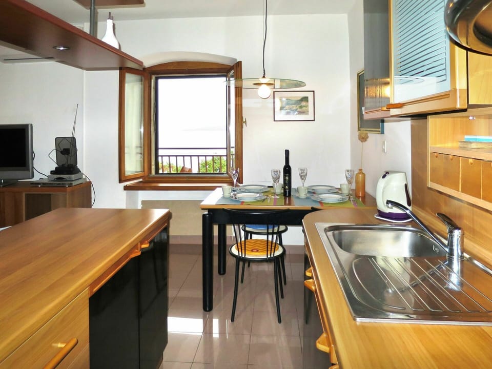 Countertop, Room, Property, Furniture, Kitchen, Interior Design, Floor, Building, Cabinetry, Hardwood