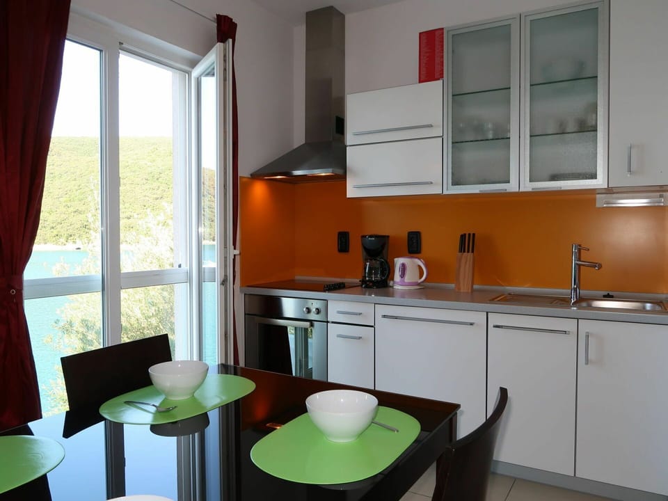 Countertop, Cabinetry, Kitchen Sink, Property, Furniture, Building, Tap, Sink, Table, Wood