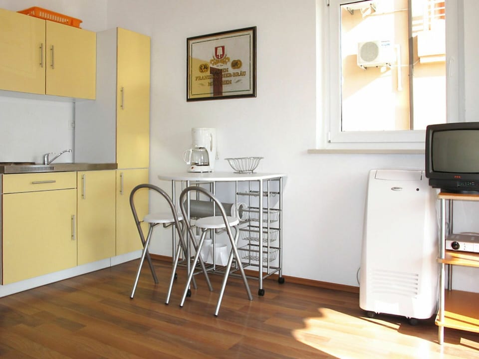 Room, Furniture, Property, Floor, Yellow, Wood Flooring, Interior Design, Building, Dining Room, Table