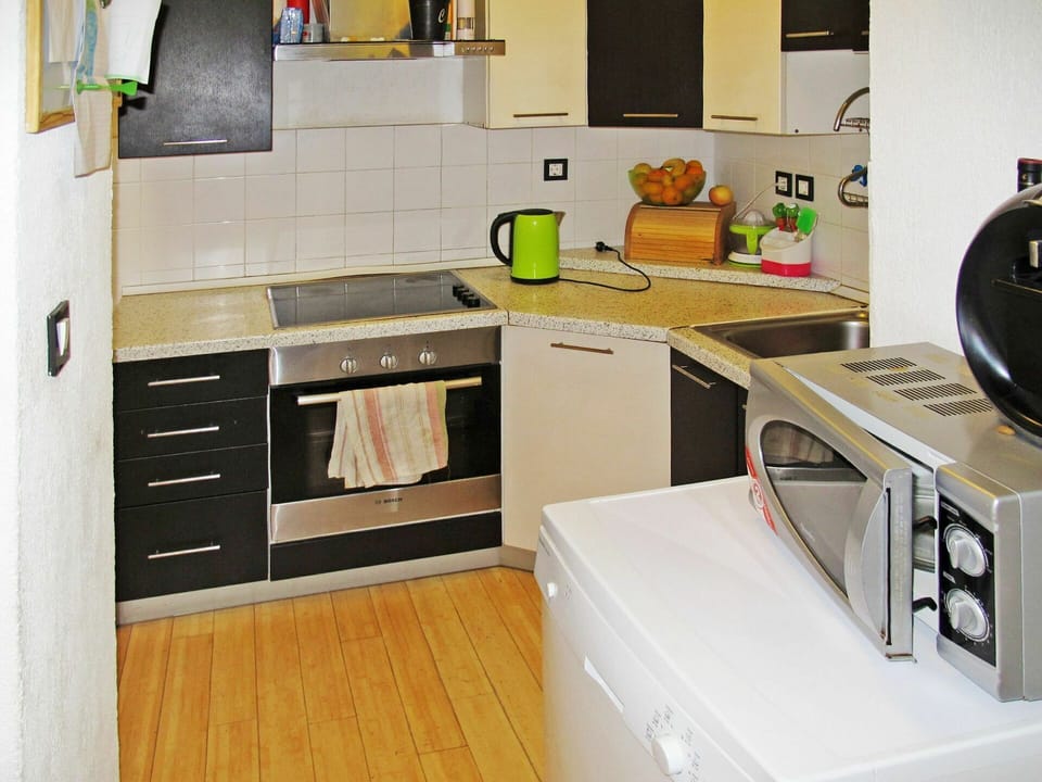Countertop, Room, Kitchen, Kitchen Stove, Property, Cabinetry, Furniture, Major Appliance, Floor, Microwave Oven