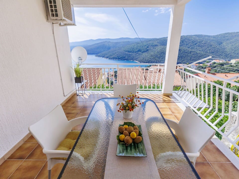 Apartment, Resort, Balcony, Estate, Eco Hotel, Porch, Villa, Hotel, Houseplant