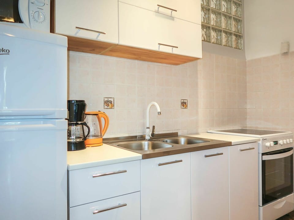 Cabinetry, Kitchen Sink, Sink, Countertop, Property, Tap, Building, Kitchen Stove, Kitchen, Kitchen Appliance