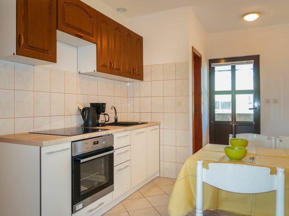 Cabinetry, Property, Countertop, Kitchen, Kitchen Stove, Kitchen Appliance, Wood, Interior Design, Window, Home Appliance