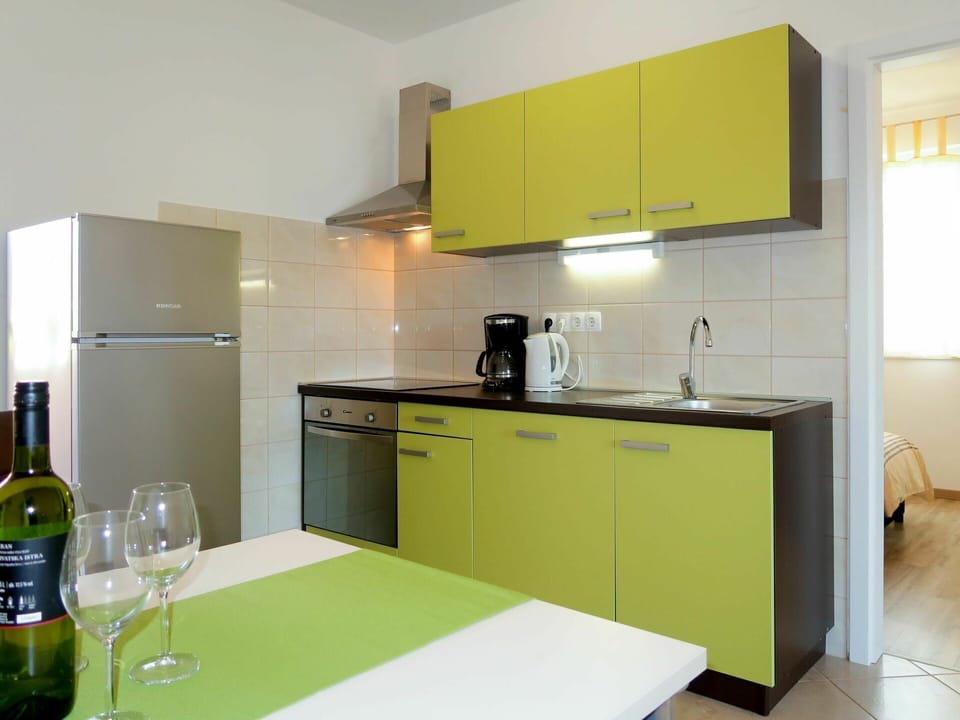 Kitchen Sink, Tap, Cabinetry, Countertop, Sink, Furniture, Property, Kitchen Appliance, Chair, Bottle