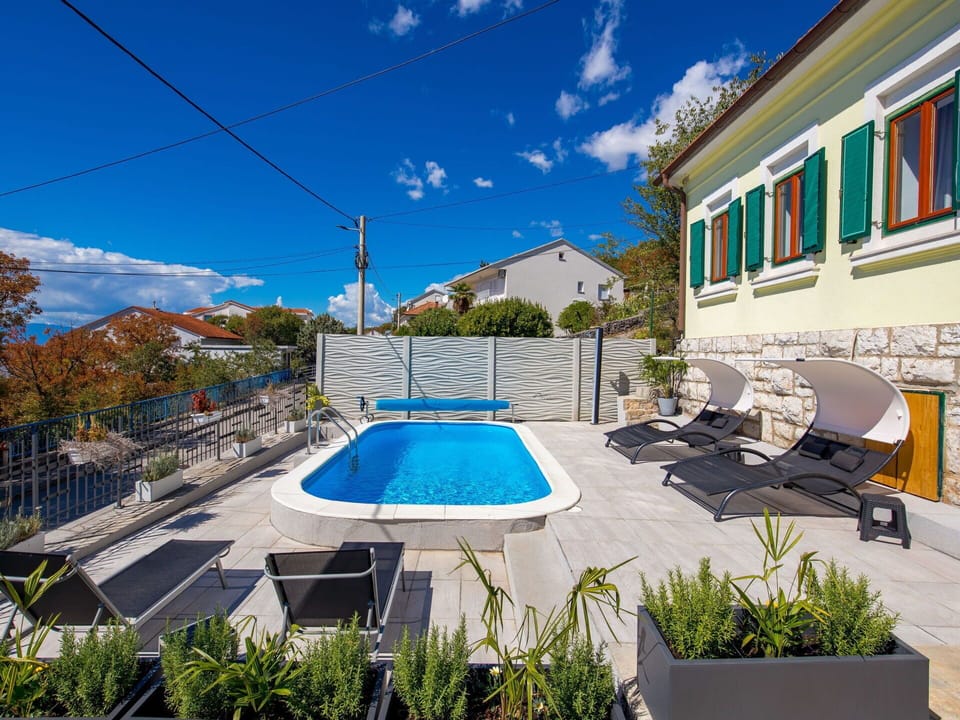 Cloud, Water, Plant, Sky, Property, Furniture, Swimming Pool, Window, Building, Azure