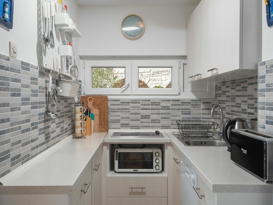 Countertop, Property, Room, White, Kitchen, Cabinetry, Interior Design, Building, Furniture, House
