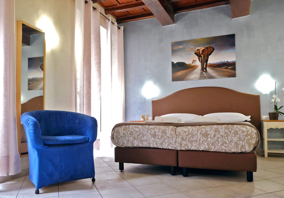 Pillowtop beds, in-room safe, desk, free WiFi