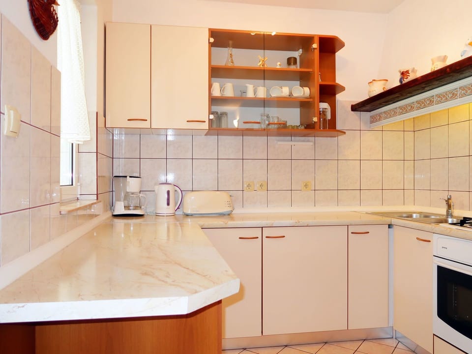 Countertop, Room, Property, Kitchen, Cabinetry, Furniture, Interior Design, Tile, Building, Sink