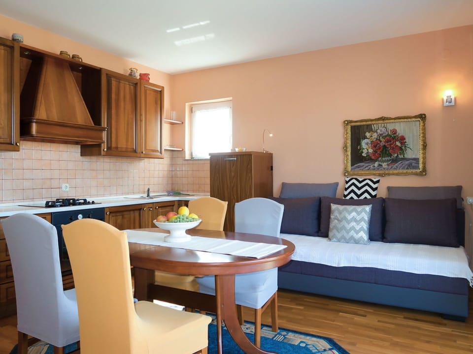 Room, Living Room, Furniture, Property, Interior Design, Building, Table, House, Wall, Floor