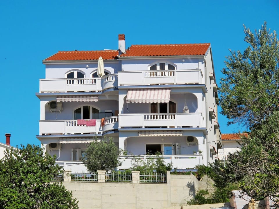 Property, House, Building, Architecture, Real Estate, Home, Villa, Apartment, Sky, Facade