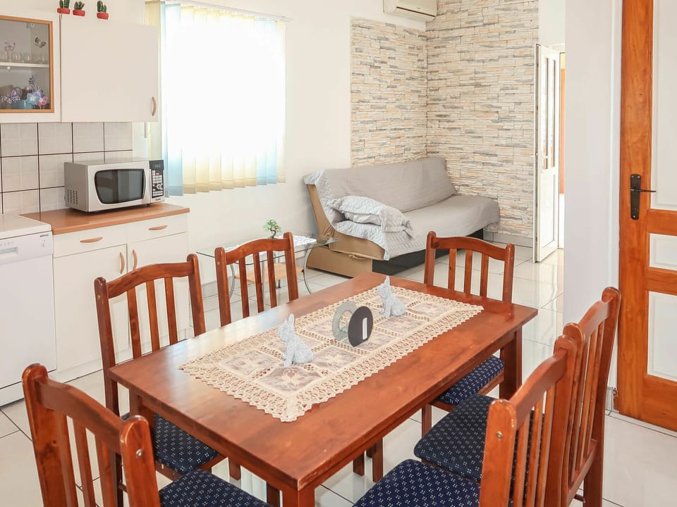 Room, Furniture, Property, Table, Interior Design, Dining Room, Building, House, Floor, Living Room
