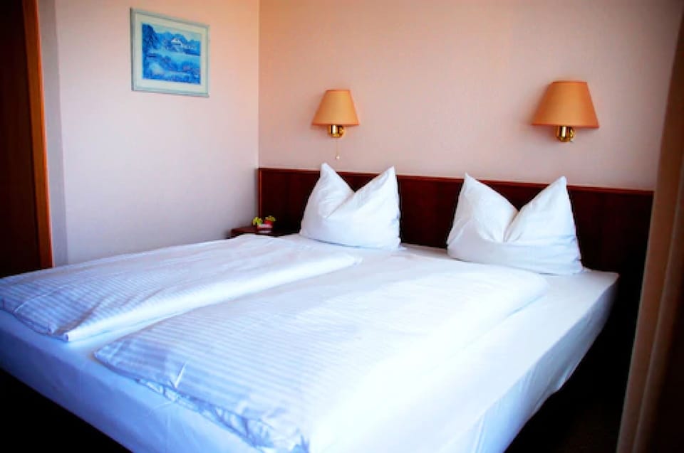 Desk, cribs/infant beds, rollaway beds, free WiFi