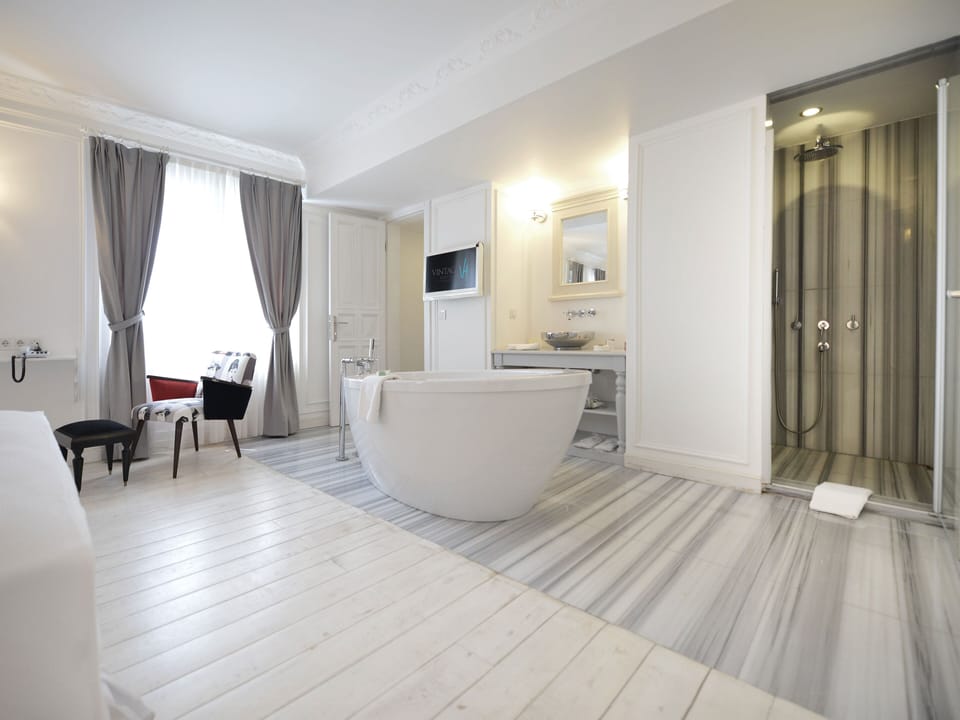 Senior Suite | Bathroom | Deep soaking tub, rainfall showerhead, free toiletries, hair dryer