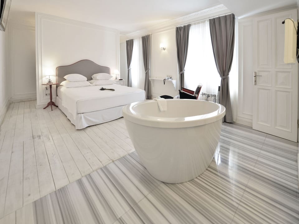 Senior Suite | Premium bedding, Tempur-Pedic beds, minibar, in-room safe