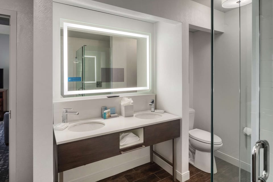 Combined shower/tub, free toiletries, hair dryer, towels
