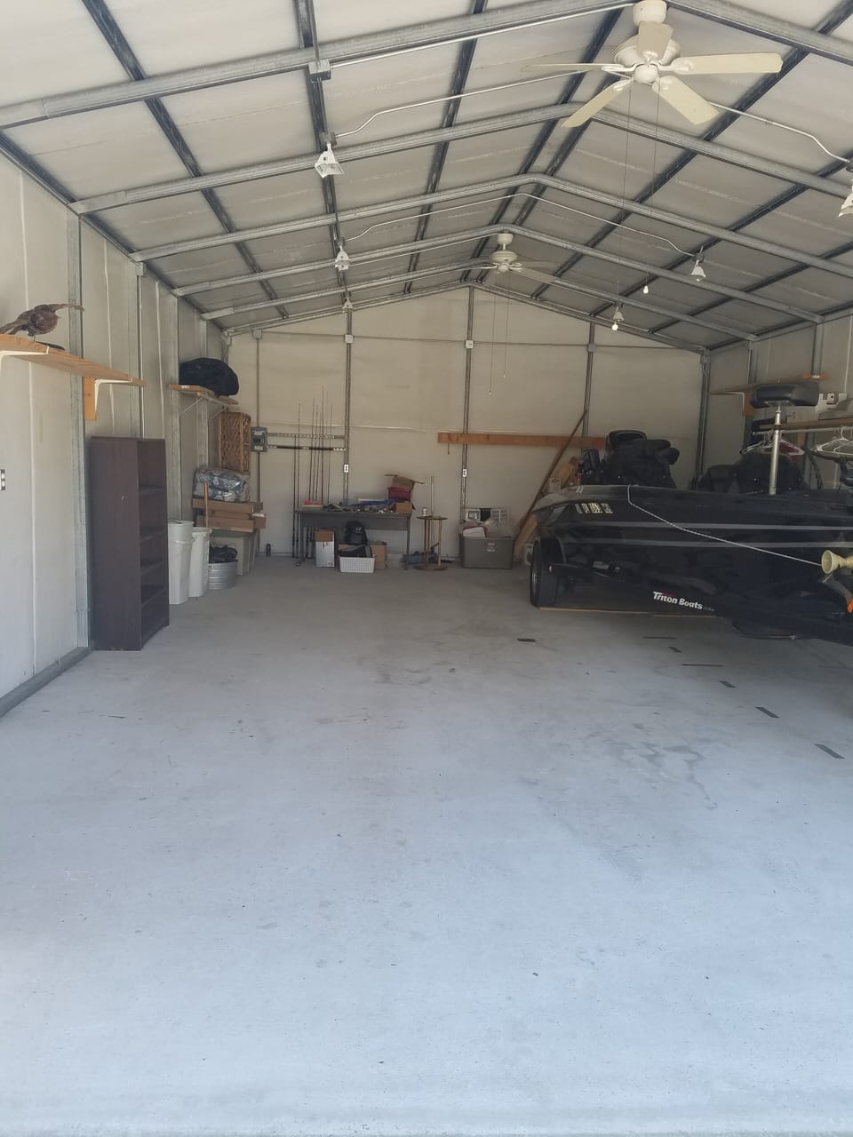2 boat garage w/12 120vac outlets