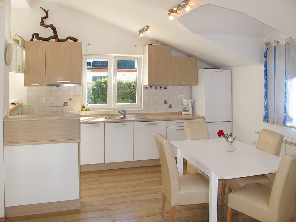 Room, Property, Furniture, Kitchen, Interior Design, Floor, Building, House, Wood Flooring, Cabinetry
