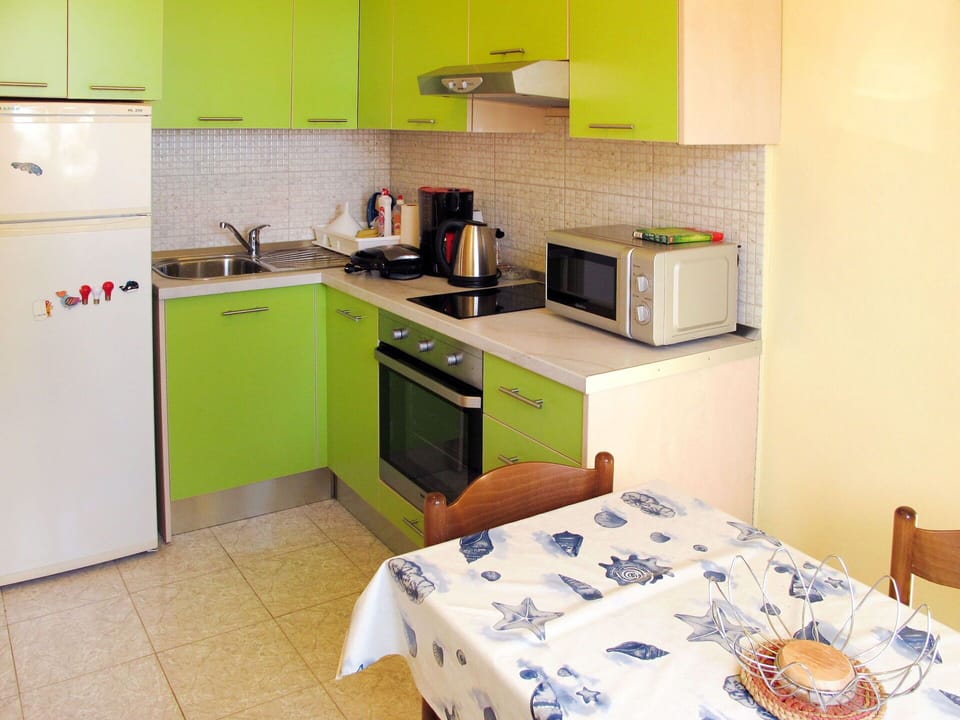 Kitchen Sink, Cabinetry, Sink, Property, Furniture, Countertop, Tap, Kitchen Appliance, Plumbing Fixture, Kitchen Stove
