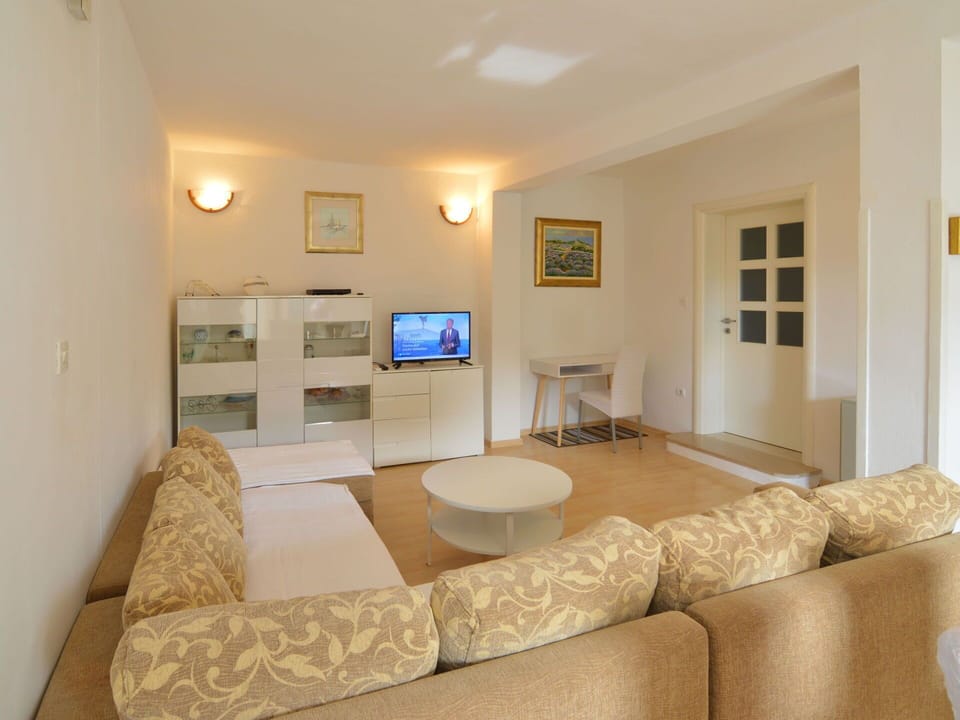 Furniture, Property, Comfort, Wood, Building, Lamp, Shade, Textile, Lighting