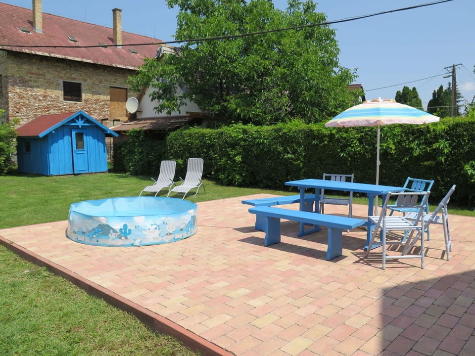 Property, Swimming Pool, Backyard, Patio, Shade, Table, Yard, House, Leisure, Real Estate