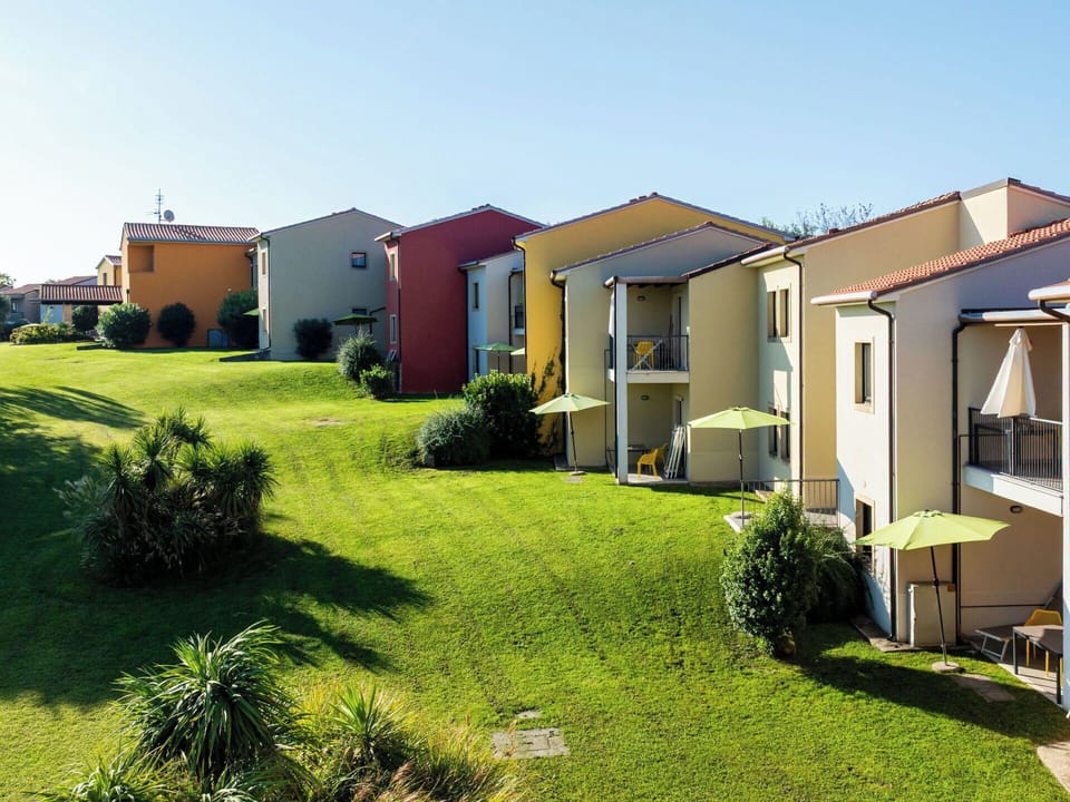 Residential Area, Home, Human Settlement, Lawn, Garden, Estate, Yard, Suburb, Landscaping, Shade