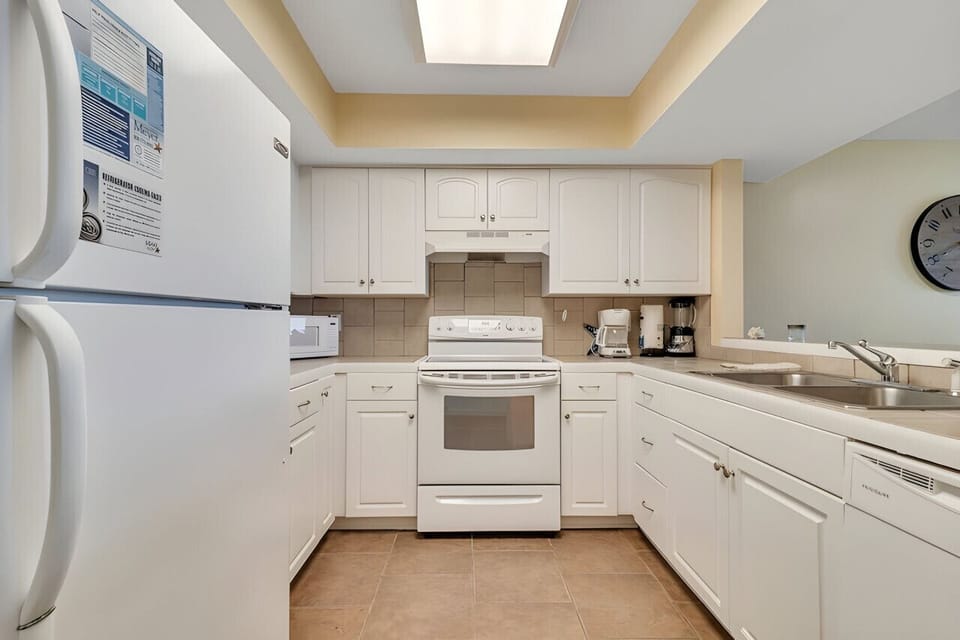 Full kitchen with plenty of amenities